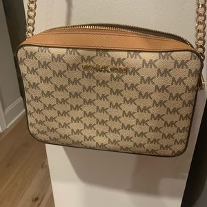 Michael kors crossbody purse